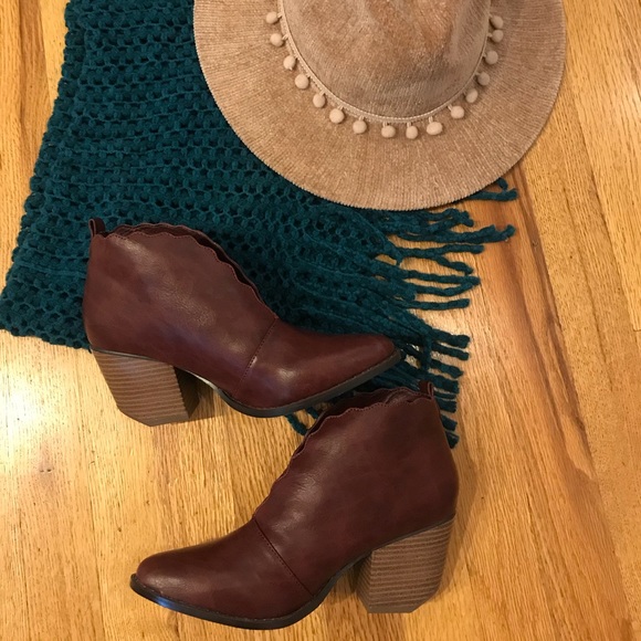 [One Left] Burgundy V-Cut ankle booties - Picture 3 of 4